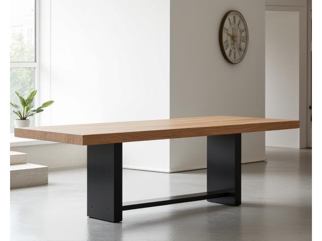 Moderne eiken eettafel met stalen onderstel